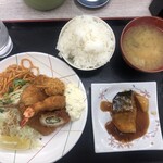 魚忠食堂 - ミックスフライ定食800円    サバの味噌煮150円