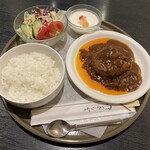 カフェ・ラフィーネ - 洋風ハンバーグ（デミグラスソース）1200円
平日11:00〜14:30ランチタイムサービスで
コーヒーか紅茶が付きます♪
（土曜日はドリンク別料金となります。）
＋200円でラテ、カプチーノ、オレンジジュースに変更出来ます。