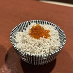 酒肴場 屯 - 今日は海鮮丼売切れ。白ご飯頼んだら釜揚げしらすとイクラのサービス！