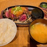 炙り肉寿司 梅田コマツバラファーム - おろしソース、味噌汁、ご飯