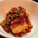 純米酒とお出汁 雲母 - 鶏の自家製食べるラー油漬け