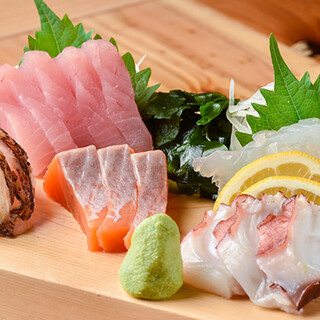 시장에서 구입한 생선 생선회 고기모리가 792엔! 해물 요리도 풍부