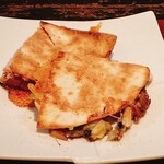 純米酒とお出汁 雲母 - 蒸し煮豚のトルティーヤチーズ焼き