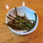 地粉そば処 みのり - サービスの昆布と椎茸の煮物