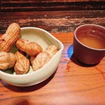 純米酒とお出汁 雲母 - 先付：茹で落花生、お出汁