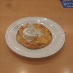 Gasuto - 焼きたてりんごパイにソフトクリームをのせる