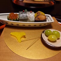 菊乃井 本店 - 八寸は鯖サフラン寿司、海老香酒漬け、いくら、子持ち鮎鞍馬煮、栗、翡翠銀杏、いちょう芋、松葉素麺
                    