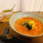 ASIAN BREEZE - (左)ホクホクさつまいもの和風スープ ¥500 (右)トマトのポタージュ&豚バラ搾菜 ¥750