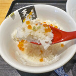 超純水採麺 天国屋 - 「梅昆布水」を掛けた「白さけのイクラめし（冷たいお茶漬け風）」