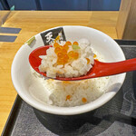 超純水採麺 天国屋 - 丼の縁の自家製「わさびポン酢」を付けて「イクラめし」をいただきます