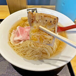 超純水採麺 天国屋 - 香ばしく焼き上げたられた鶏モモ肉