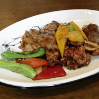 金陵 銀座本店 - 骨付き牛肉の黒胡椒炒め