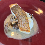 表参道うかい亭 - 厳選牛ランチコース１３２００円。鯛とキノコのグリル。皮目をパリパリに焼いてありますが、身はしっとりした絶妙な焼き加減です。大黒しめじも良かった〜