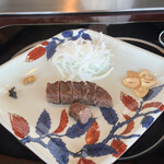 表参道うかい亭 - 厳選牛ランチコース１３２００円。厳選牛サーロイン。付け合わせの玉ねぎ、山山葵も絶妙で、全体的にも良かったです。