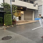 ながほり - 雨が降る日でした、真ん中？人が歩いてるように見えるね、お隣さんのゴミ箱⁉️