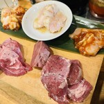 Taishuu Horumon Nikuriki - 牛肉盛り合わせ