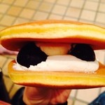 六代目の和菓子 松柏堂本店 - 生クリームどら焼きぶどう