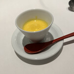 KINOE - 最初に提供されたかぼちゃのスープ。