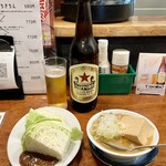 やきとん ひなた - サッポロラガー赤星 大瓶(633ml) 750円、キャベツ 110円、もつ煮込み 500円
      2023年10月15日