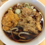 一〇そば - 左がひとくちとり天、右がゲソ天