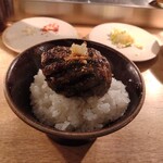 Hikiniku To Kome - お代わり肉にはニンニクふりかけ＆黒胡椒＆青唐レモン。この後は肉汁ついた飯をTKGにしてシメ。