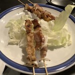 Sengoku Yakitori Ieyasu - 鳥かわ(左)と豚バラ(右)・各158円