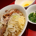 ラーメン二郎 - ラーメン半分＋ニンニク少し＋青ネギ玉子