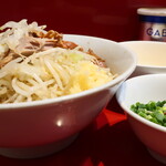 ラーメン二郎 - ラーメン半分＋ニンニク少し＋青ネギ玉子