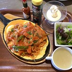 洋食屋ココット - 料理写真:ナポリタン   サラダ・スープ・デザート付き