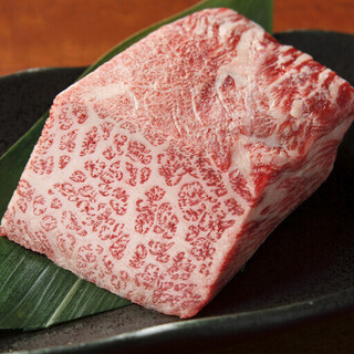 We buy whole animals from Tochigi Prefecture affiliated farms and provide fresh, high-quality meat every day!