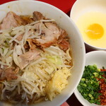 ラーメン二郎 - ラーメン半分＋ニンニク少し＋青ネギ玉子