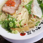 自家製麺 ら～めん かり屋 - 九条葱、メンマ、ハナアラレ