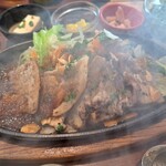 CAFEオヤジ - 鉄板豚バラ定食(1350円)　熱々で湯気が凄い！笑