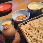 蕎楽 たか木 - そば（冷）、漬物（たくあん、しば漬け）、小鉢（切り干し大根）