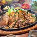 Kafe Oyaji - 鉄板豚バラ定食(1350円)　お肉アップ