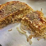 Hiroshima Okonomiyaki Dokkoi - 納豆が入った「男気焼き會澤（ホーム）」断面