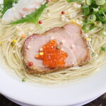 自家製麺 ら～めん かり屋 - チャーシューの上にイクラ