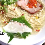 自家製麺 ら～めん かり屋 - 大葉の上に鯛の切り身