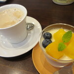 ティーカフェ - 杏仁セット580円。ドリンクはカフェラテにしました