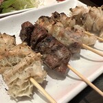 新宿東口横丁 肉宮 - 生ホルモン串焼き盛り合わせ