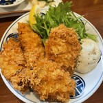 牡蠣屋 浅草 惚のじ - サクサクで身が厚いカキフライ。