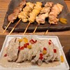 丸吉酒場 - 炭火串焼き 本日のお任せ五本盛り・よだれ鶏
