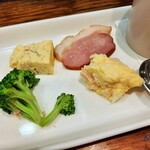 Itouke No Shokudou Korason - 合鴨スモークになめらかなポテトサラダ、しっとり柔らかなオムレツやガーリック香るブロッコリーのマリネなど