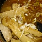 麺屋いちびり - つけ汁具材たち
      チャーシュー、メンマ