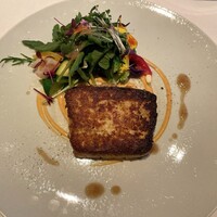 アンフュージョン - 温かいエノキ茸とパルメザンチーズの焼きテリーヌ　有機サラダ添え　ソースオロール