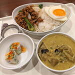 インド＆タイ料理専門店 Surya Royal Garden - ...「スリヤ スペシャル コンボ（1000円）」+「ドリンク（100円）」、ガパオとグリーンカレーです。ライスおかわり可能でした！！