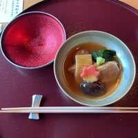 銀座方舟  大吟醸しずく店 - 合鴨治部煮　器は蓋共に光沢のある新しさを感じるもの