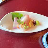 銀座方舟  大吟醸しずく店 - 北陸鮮魚3種盛り　青アジだか地物は美味