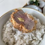 とんかつ 牡丹 - レアな火入れで柔らか旨みが強い