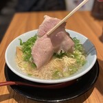 京都拉麺 めんくら - メスの三元豚を低温調理　大きくて厚いです